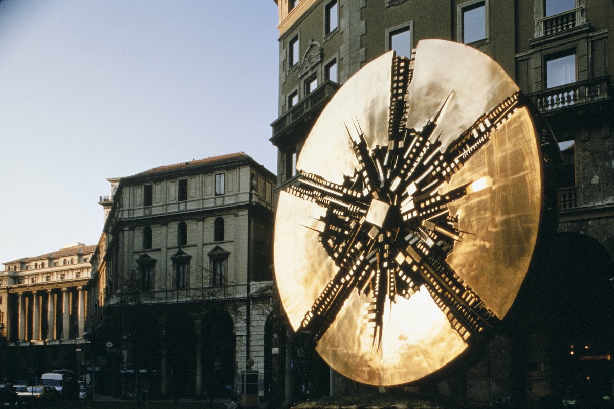 Pomodoro Grande Disco, 1972 – Milano, Piazza Meda – Ph. Francesco Radino