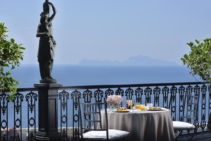 weekend a Napoli, Colazione e Capri